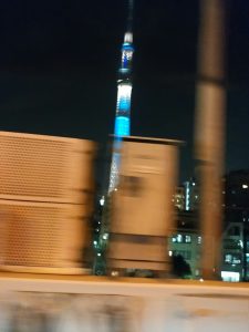 東京から３時間かけて孫に会いに行き、帰りは事故渋滞で遅くなってしまいましたが、ブルーに輝くスカイツリーを見て帰ってきました。（2016.12.26） 